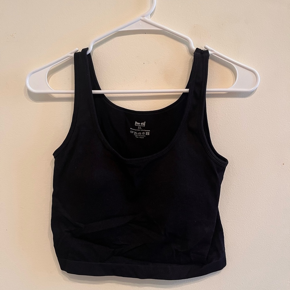 Seamless Black Padded Crop Tank Top